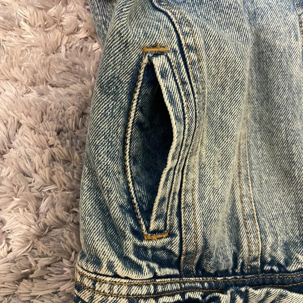 Walter Baker Women's Acid Wash Cropped Button Up Denim Jacket Size Small
